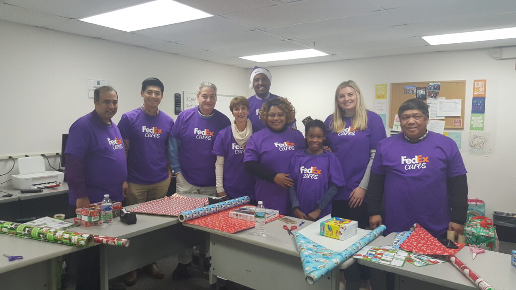 FedEx ayuda a envolver los regalos de Navidad de los hijos de los clientes de HCC