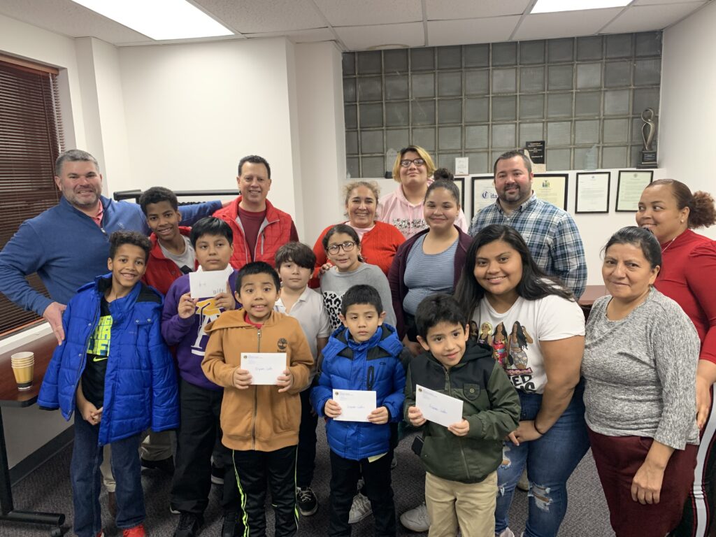 El Club de Leones de Mineola ayuda a las familias necesitadas en Acción de Gracias 2019